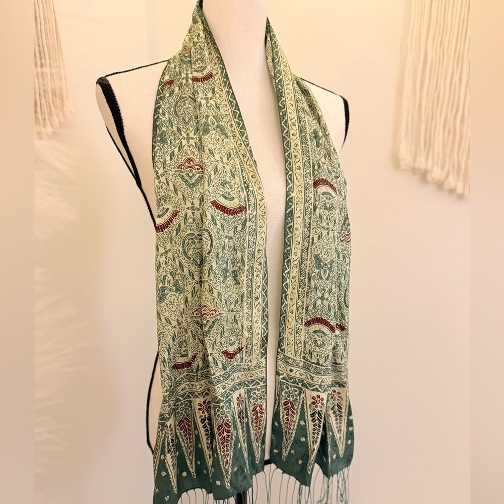 🌾 Novika Handmade Green Floral Silk Batik‎ Scarf